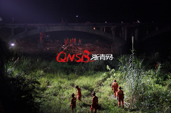 廊桥桥顶瞬间垮塌 死伤者多为跳广场舞村民