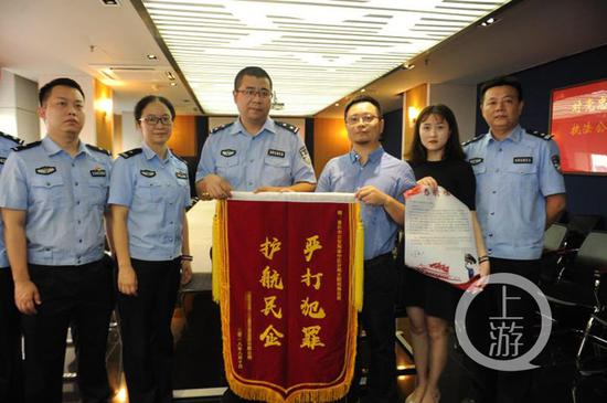 △照相馆给民警送锦旗