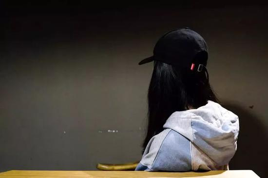  正在接受采访的李欢。&nbsp;新京报记者党元悦 摄