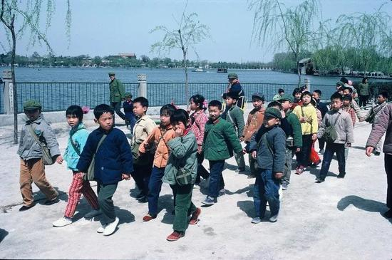 △ 1978年，北京，小朋友在北海公园春游。