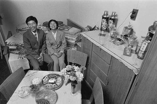 △ 1984年，苏州，一对新人和他们的新房，桌上的摆设，是当时的标配和时尚。