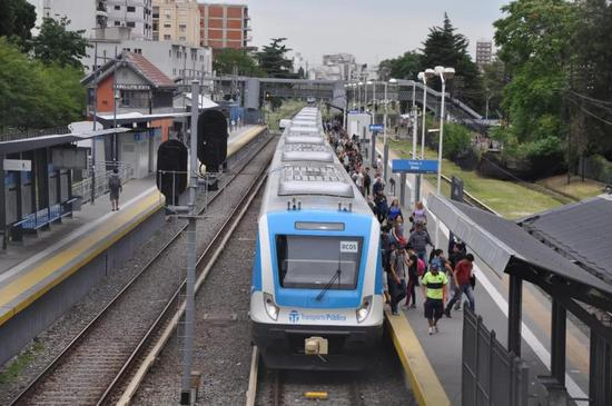 △而中国制造、中国技术也在造福阿根廷人民。如今，数百辆来自中国的列车奔驰在阿根廷的铁路线上。（央视记者拍摄）