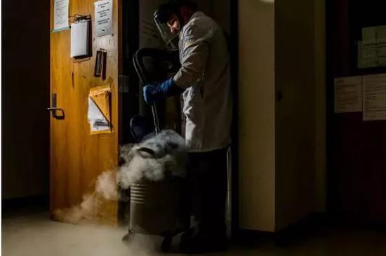 ▲液氮冷冻胚胎&nbsp; &nbsp; &nbsp;&nbsp; 图据华盛顿邮报