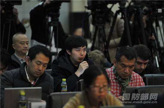 　　12月27日下午国防部举行例行记者会，国防部新闻局局长、国防部新闻发言人吴谦大校答记者问。焦国庆 摄