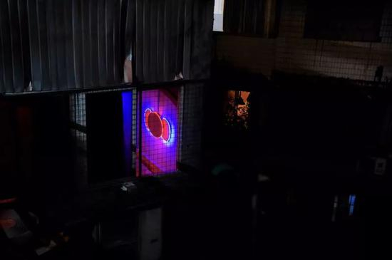 东方明珠舞厅的喧闹隐藏在居民楼中。新京报记者党元悦 摄