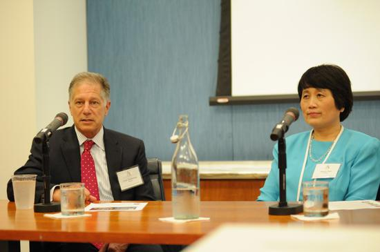 陈霞芬（右）&nbsp; 图自陈霞芬法律维权基金会网站