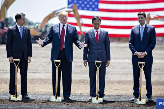 ▲特朗普参加富士康威斯康星液晶显示器工厂的奠基仪式 （Daniel Acker/Bloomberg）