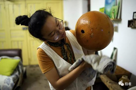 　△ &nbsp;瓶子将拣来的陶罐清理干净，准备随时用上。