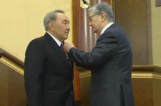 托卡耶夫向纳扎尔巴耶夫授勋&nbsp; 图自哈通社