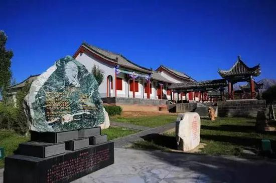 　　坐落于青海省德令哈市巴音河畔的海子诗歌陈列馆，1988年7月25日海子乘火车途径德令哈时写下那首广为流传的《日记》