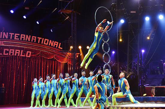△中国杂技演员在蒙特卡洛国际杂技节上表演。蒙特卡洛杂技节是规模最大、水平最高的国际杂技节之一。自1982年起，中国每年派杂技团参赛，并多次夺得最高奖项“金小丑”奖。