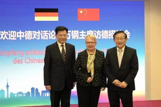 　从左至右分别为吴恳、沙万、万钢