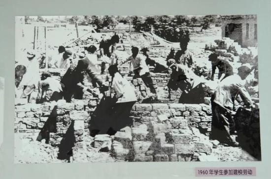  1960年学生参加建校劳动&nbsp;来源：石河子大学