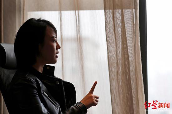 ↑坐奔驰引擎盖维权当事人王倩