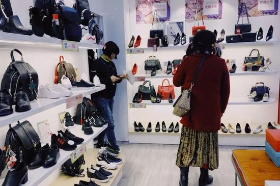 　▷刘培麟在商场选购女鞋