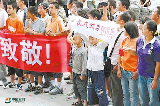 “长大我当空降兵”。