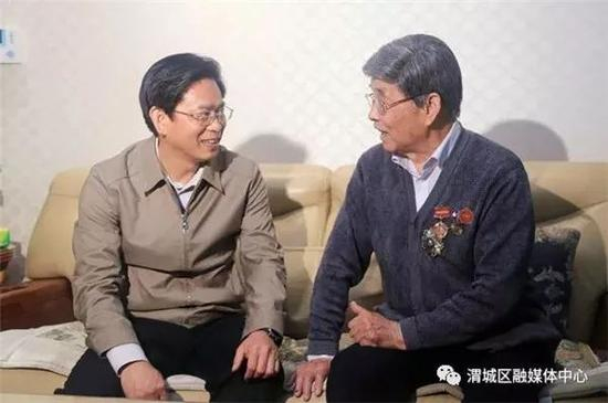 　当地领导看望慰问蔡兴海（右）