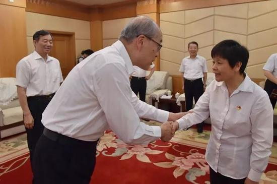 　　最高检检察长张军看望甘公荣