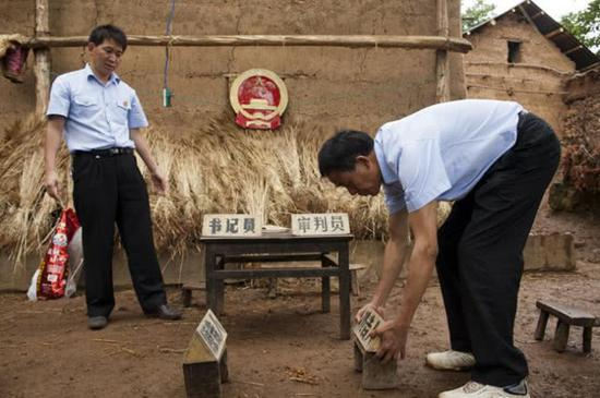 布置“临时法庭”