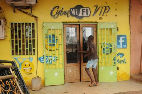  在西非国家喀麦隆首都雅温得，一名男子走进当地一间网吧。新华社发（克劳德摄）
