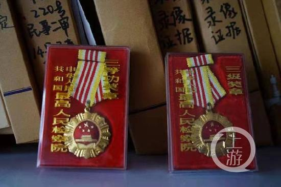 ▲高祀君任检察官时获得的荣誉。摄影/上游新闻见习记者&nbsp; 李洪鹏