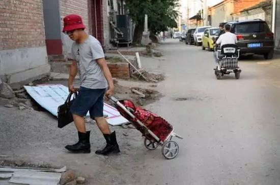 　李源从地下通道回到了在北寺村的租住地