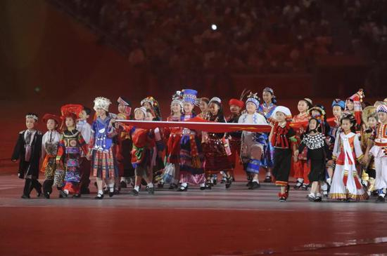  在2008年北京奥运会开幕式上，各民族儿童在《歌唱祖国》的旋律中簇拥着鲜艳的中国国旗入场。（资料图片）&nbsp;