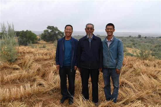 　在武威市古浪县八步沙林场，八步沙第一代治沙人张润元（中）、第二代治沙人石银山（左）、第三代治沙人郭玺（右）合影留念（8月22日摄）。新华社记者 范培珅 摄