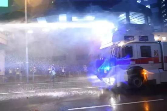 　警方水炮车在杨屋道发射水柱。《星岛日报》