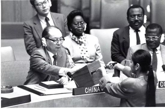  △图为李道豫在联合国安理会参加无记名投票选举联合国秘书长