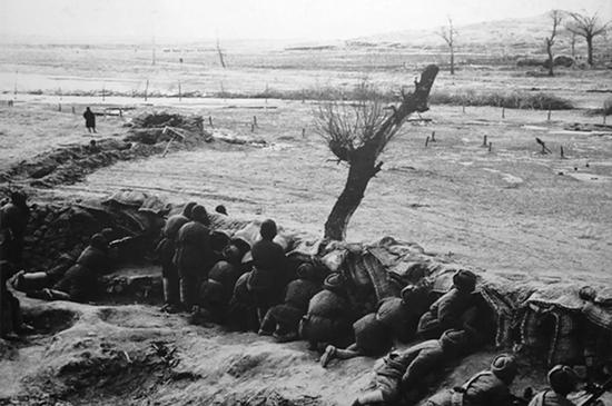 △敌人全线出击，指战员坚守阵地，寸土不让。