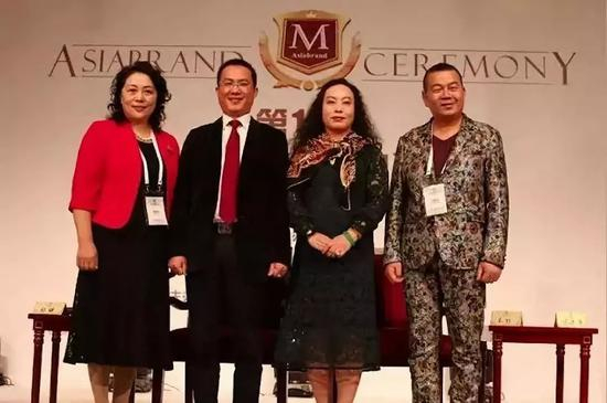  最右者为钱建坤