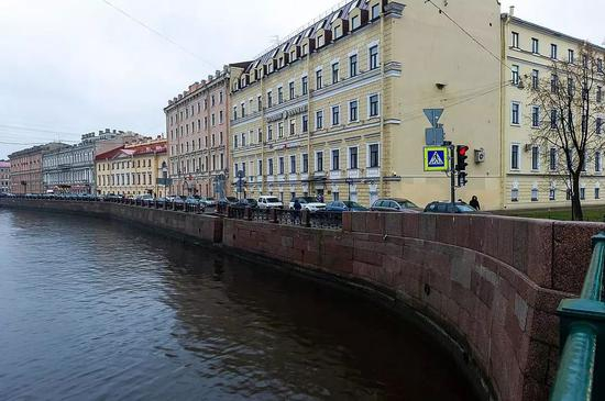  ▲索科洛夫抛尸的圣彼得堡莫伊卡河段。图据俄新社