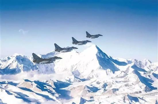 △空军航空兵某旅飞行员驾驶战机在雪域高原巡航。邱文韬摄