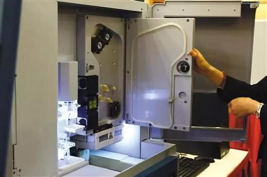 （2013年，首个国产法医DNA检测平台在福州投入使用。图源：《新京报》）