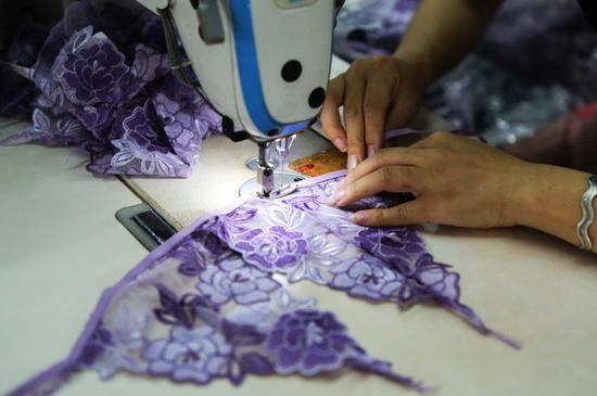 　　在灌云，工厂和大卖家负责产品的研发以及主要工序的缝纫，然后把钉纽扣、锁扣眼等琐碎工作交给下游的作坊去完成。 东方IC图