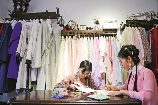  湖南长沙的一个汉服设计工作室。图/新华&nbsp;