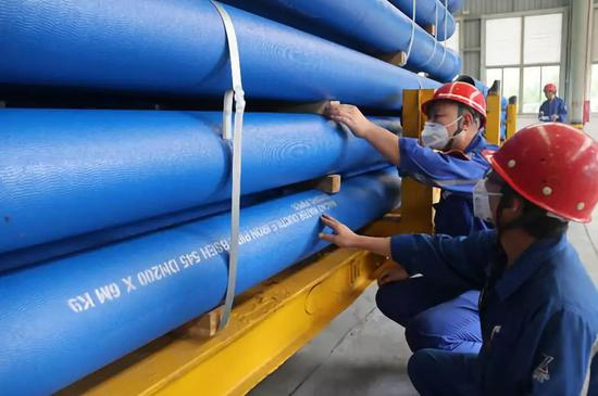 △2018年5月，新兴际华集团所属广东新兴铸管公司，发动全力生产出高质量离心球墨铸管1900支，用于澳门市政供水及污水处理。