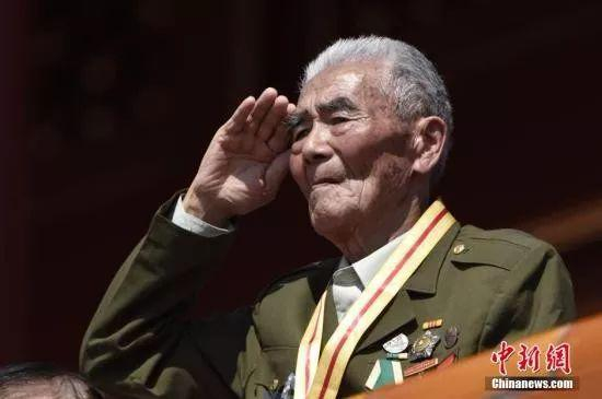  资料图：抗战胜利70周年阅兵：抗战老战士敬礼。中新社记者 廖攀 摄