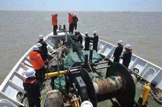  长江口打击非法捕捞联合执法行动|新民晚报资料图