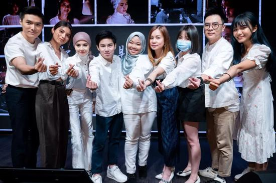 2月13日，在马来西亚吉隆坡，歌曲《你从不是一个人》的演唱者们合影。新华社记者 朱炜 摄