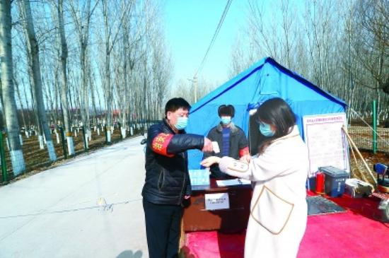 ↑&nbsp;平谷区大兴庄镇周村出台临时村规，严查严控。记者 甘南 摄