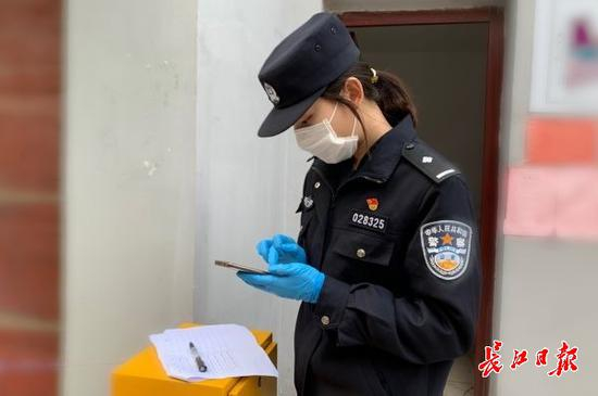  乐翥工作中（通讯员王辉供图）