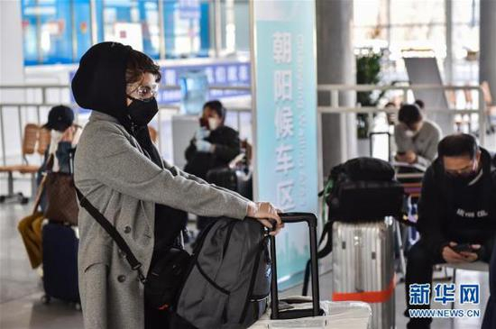 3月17日，入境人员在朝阳候车区休息等候。新华社记者 彭子洋 摄