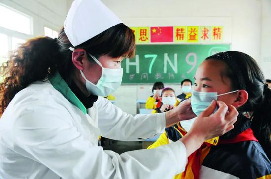 　　·2013年4月8日，安徽省滁州市电力医院的医护人员为扬子中心小学的学生讲解如何预防甲型H7N9流感。