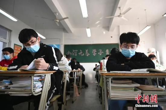  安徽省合肥市28中高三学生在自习中。&nbsp;张娅子 摄