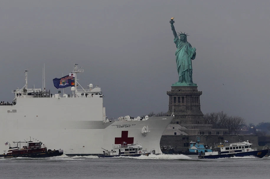 美国海军医疗船抵达纽约。/NYPost