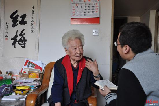 红星新闻记者2014年采访于蓝 摄影 张建方