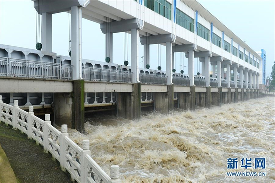7月20日，洪水通过王家坝闸涌入濛洼蓄洪区。当日8时32分，王家坝闸开闸泄洪。新华社记者黄博涵 摄