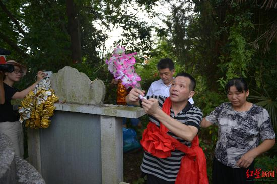  ▲张玉环为父亲扫墓：“儿子清白回家了！”